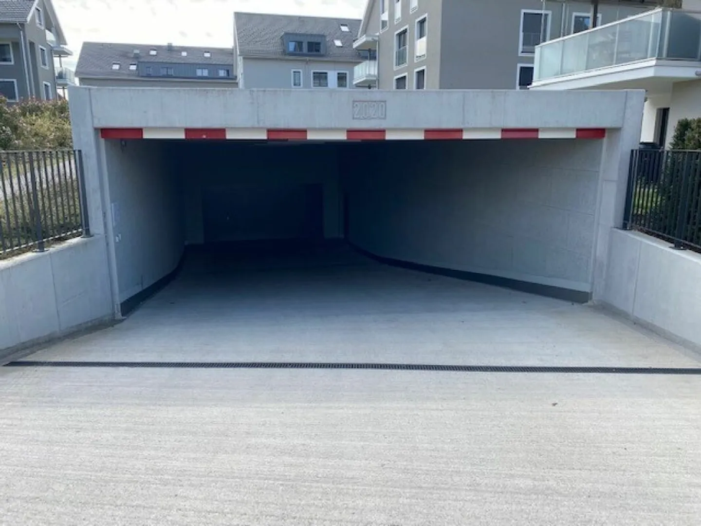 Espaces de stationnement pour motos à louer - Photo 2 sur 3