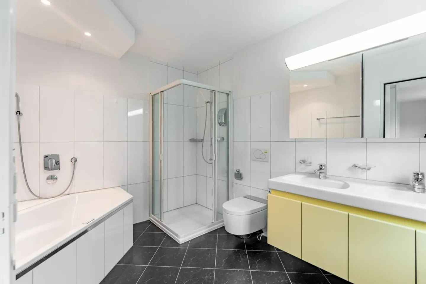 Appartement exclusif de 4.5 pièces avec cheminée, balcon de 37 m² et vue dégagée - Photo 10 sur 13