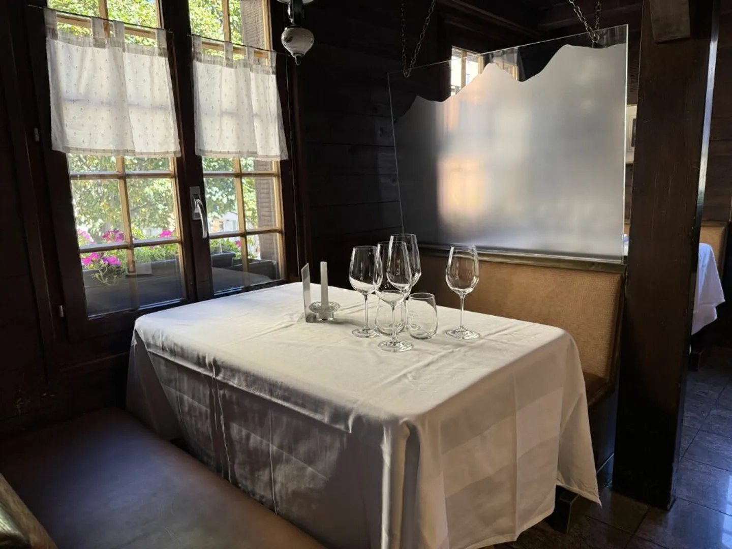 Opportunità unica - Ristorante tradizionale in vendita nel cuore pittoresco di Briga in Vallese - un luogo pieno di fascino, cucina squisita e calda ospitalità attende nuovi proprietari ... - Foto 7 di 13