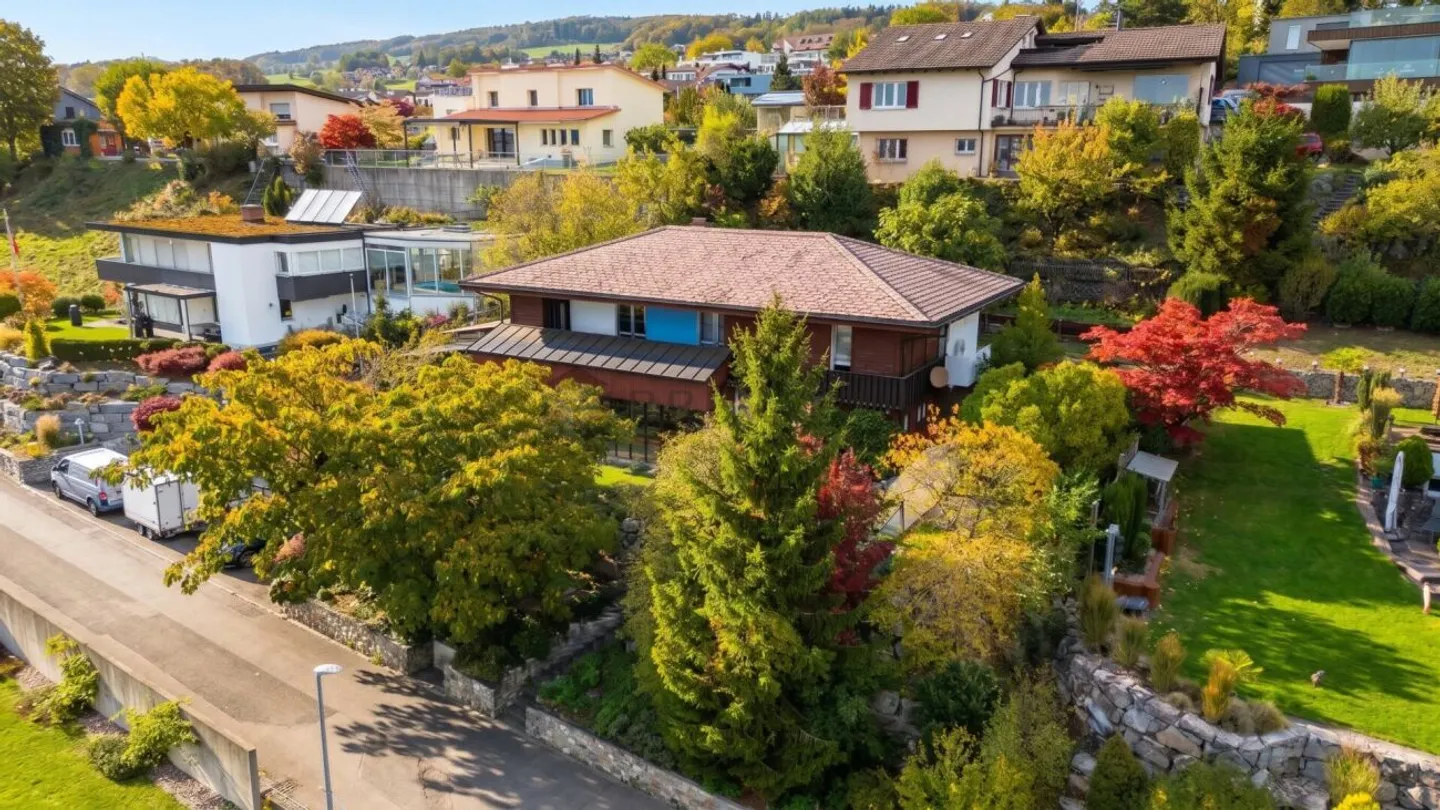 Fulfill your unique living dream - Single-family house seeks a new owner! - Photo 1 of 13