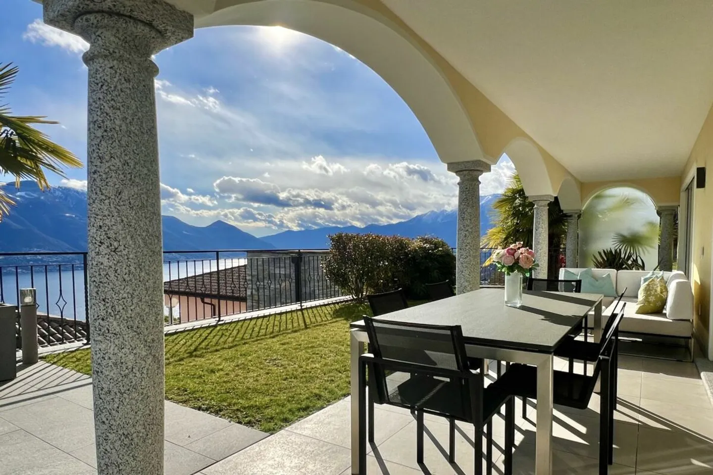 Elegante metà villa con vista lago a 180°, piscina privata e bel giardino - Foto 4 di 13