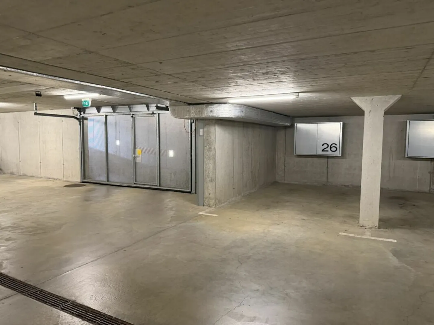 Geräumiger Parkplatz - Foto 2 von 5