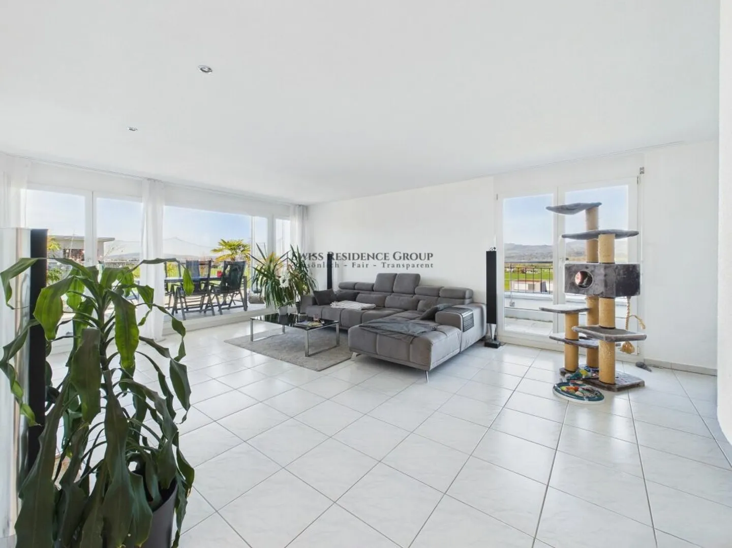 Bright penthouse apartment with a beautiful view of mountains and lake - Photo 3 of 13