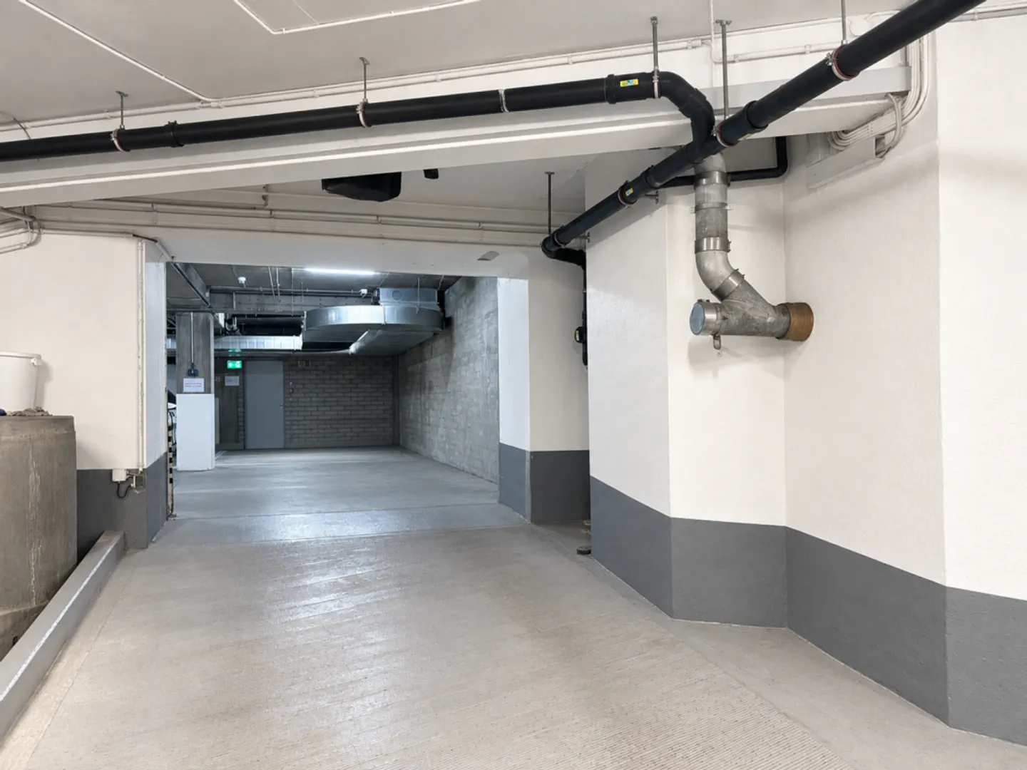 Modern Parking Space Near Aeschenplatz - Photo 2 of 6