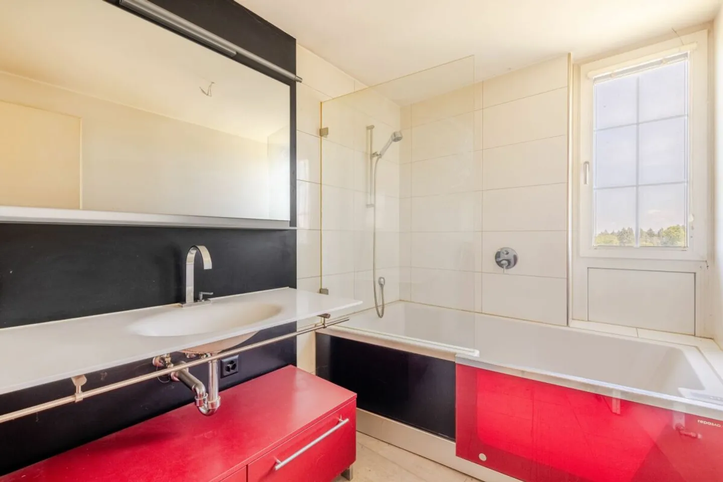 Ampio spazio per la famiglia, gli ospiti, le piccole imprese o l'affitto. Villa caratteristica con appartamento separato in una posizione panoramica cerca un nuovo proprietario che la ristrutturi. - Foto 8 di 8