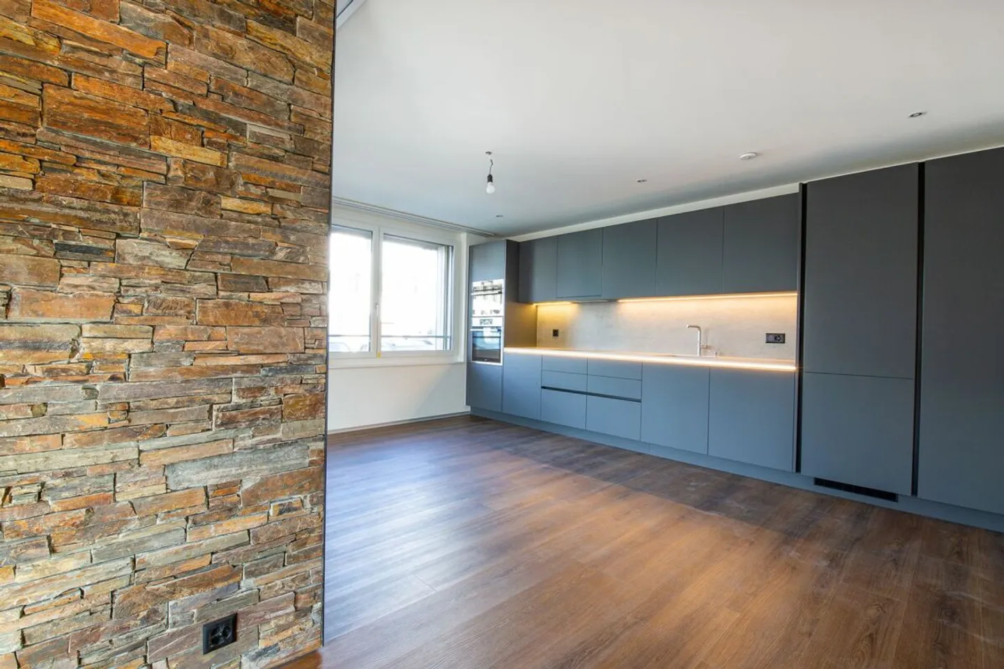 Moderne Maisonette-Wohnung im Herzen von Nänikon - Foto 1 von 13