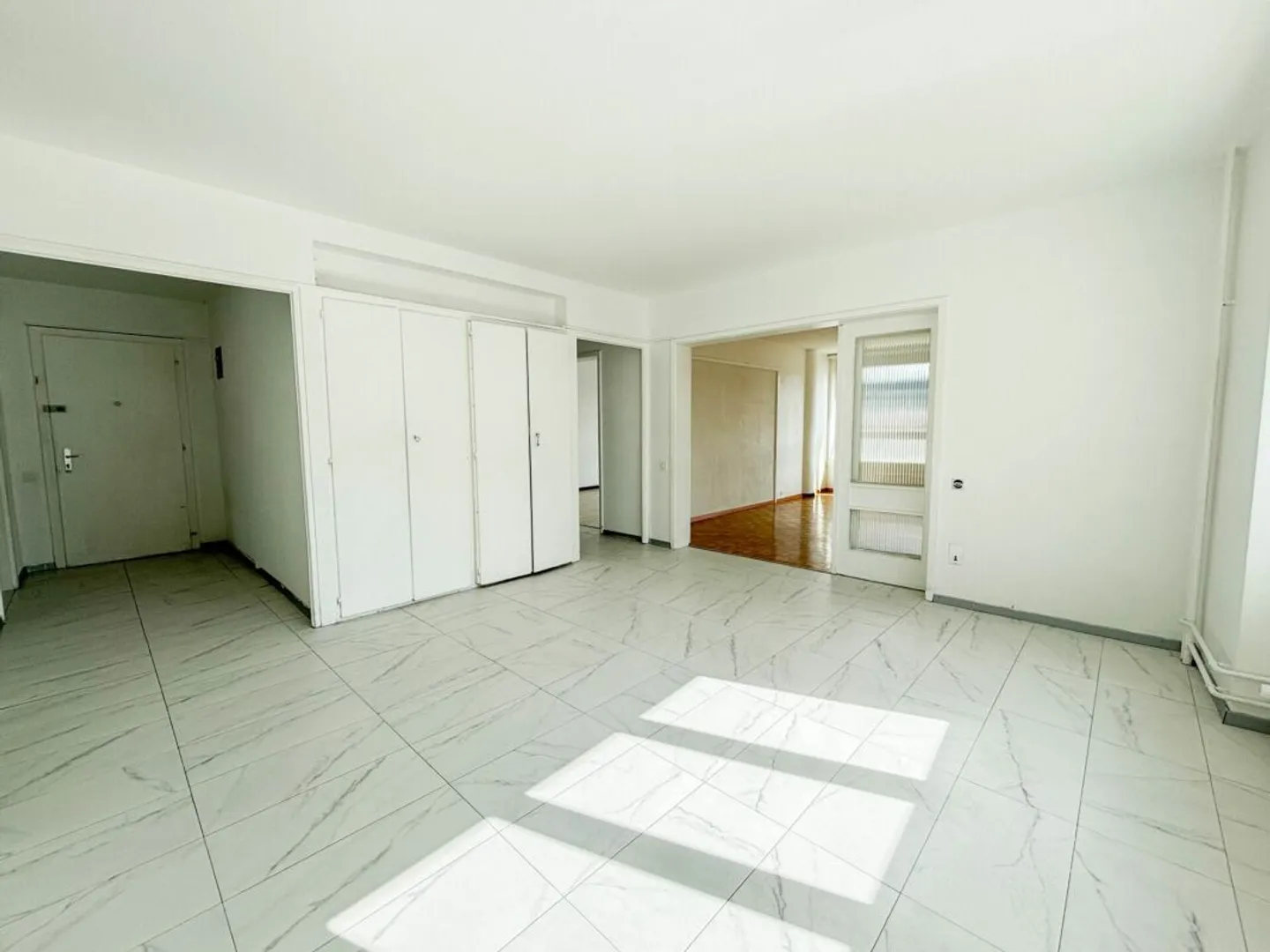 Lumineux et spacieux appartement de 5 pièces - Foto 3 von 13