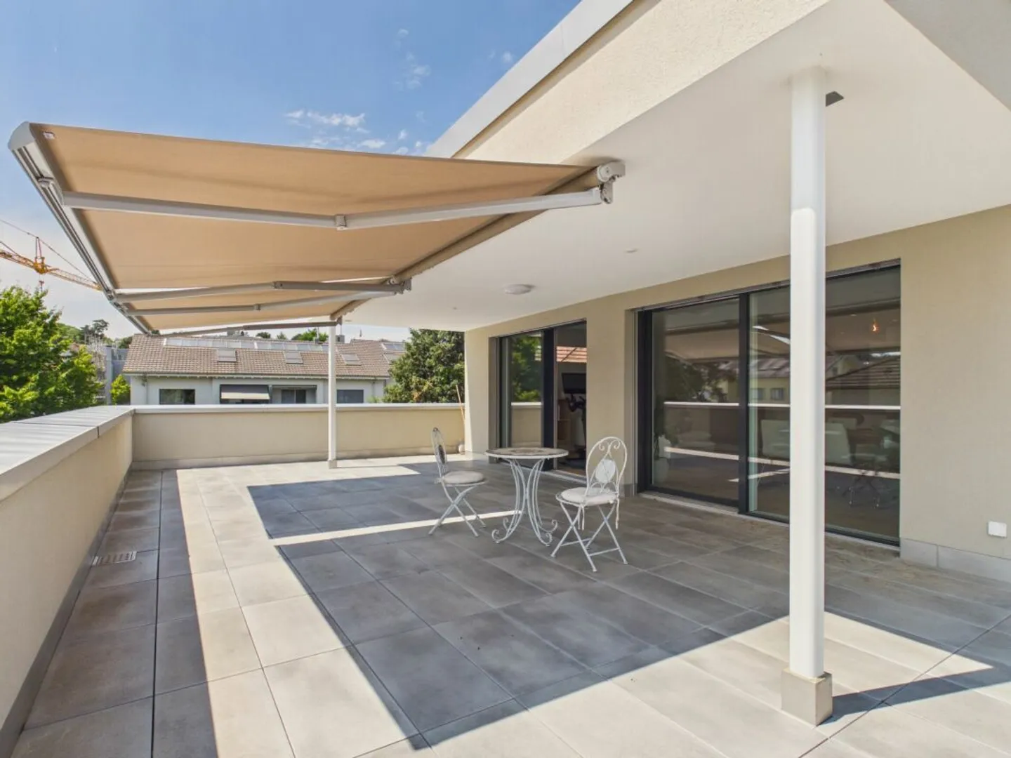 Exclusive 3.5-room penthouse apartment with generous outdoor spaces in Binningen - Photo 2 of 13