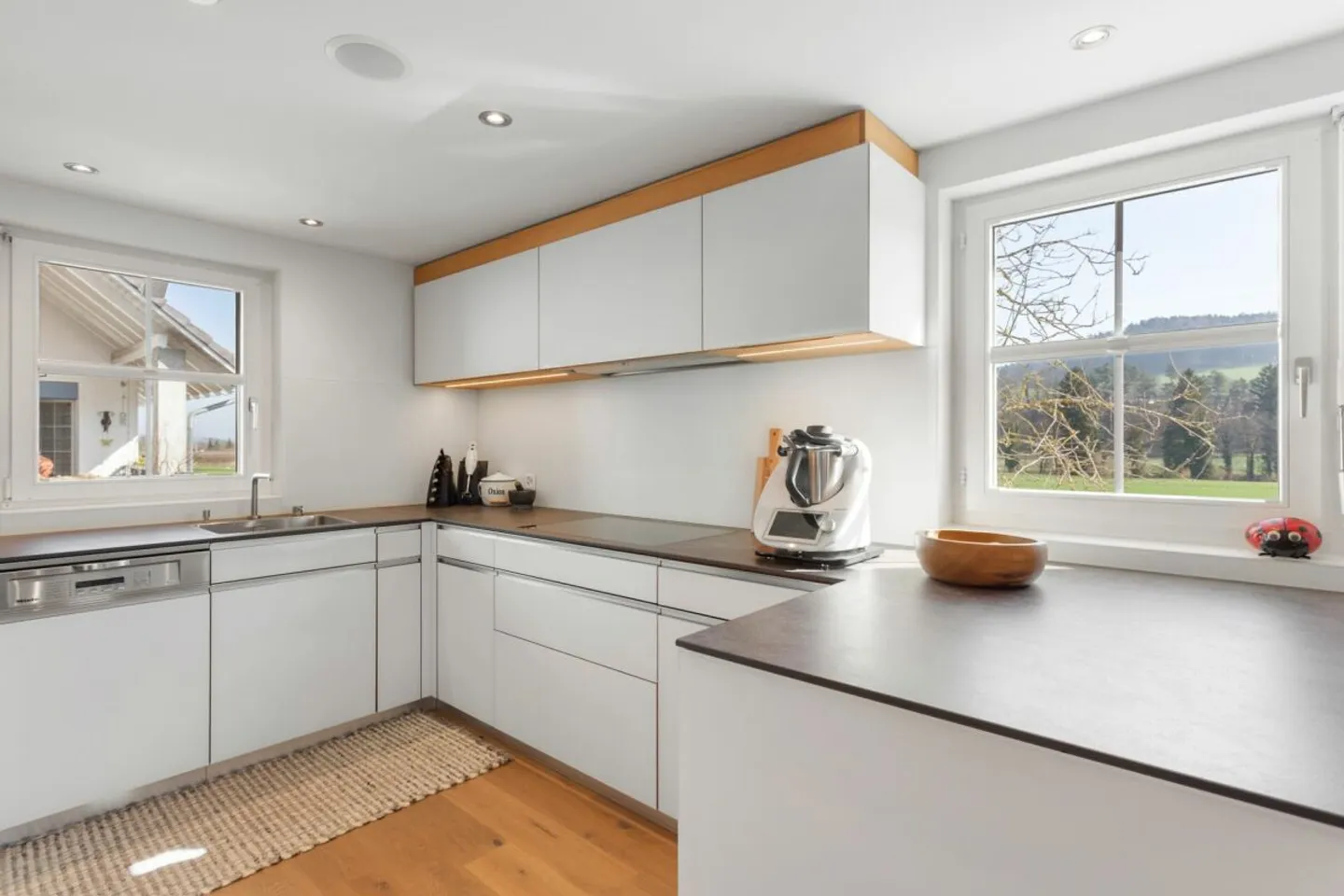 Well-maintained end-of-terrace house with a view of greenery - Photo 3 of 13