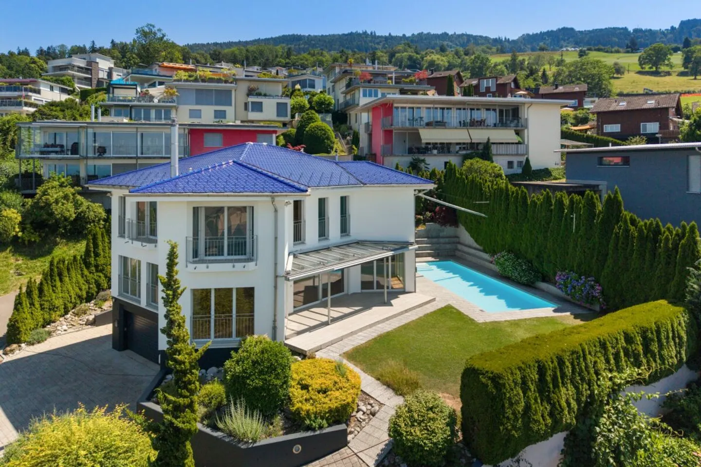 Villa avec vue imprenable sur le lac et piscine extérieure - Photo 1 sur 13