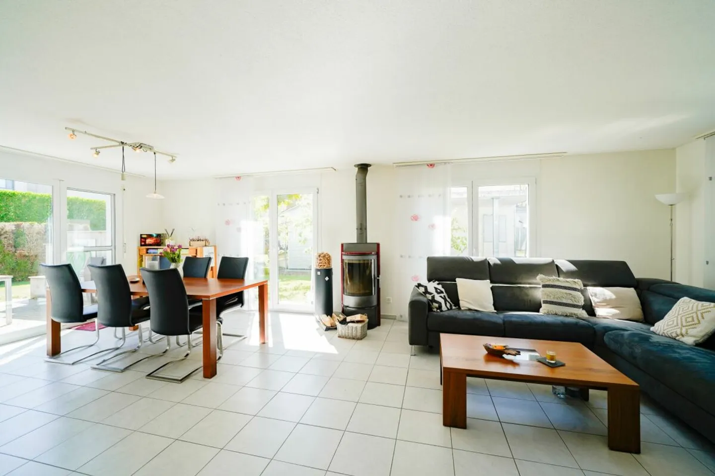Detached single-family house with well-kept surroundings in an attractive location - Photo 2 of 13