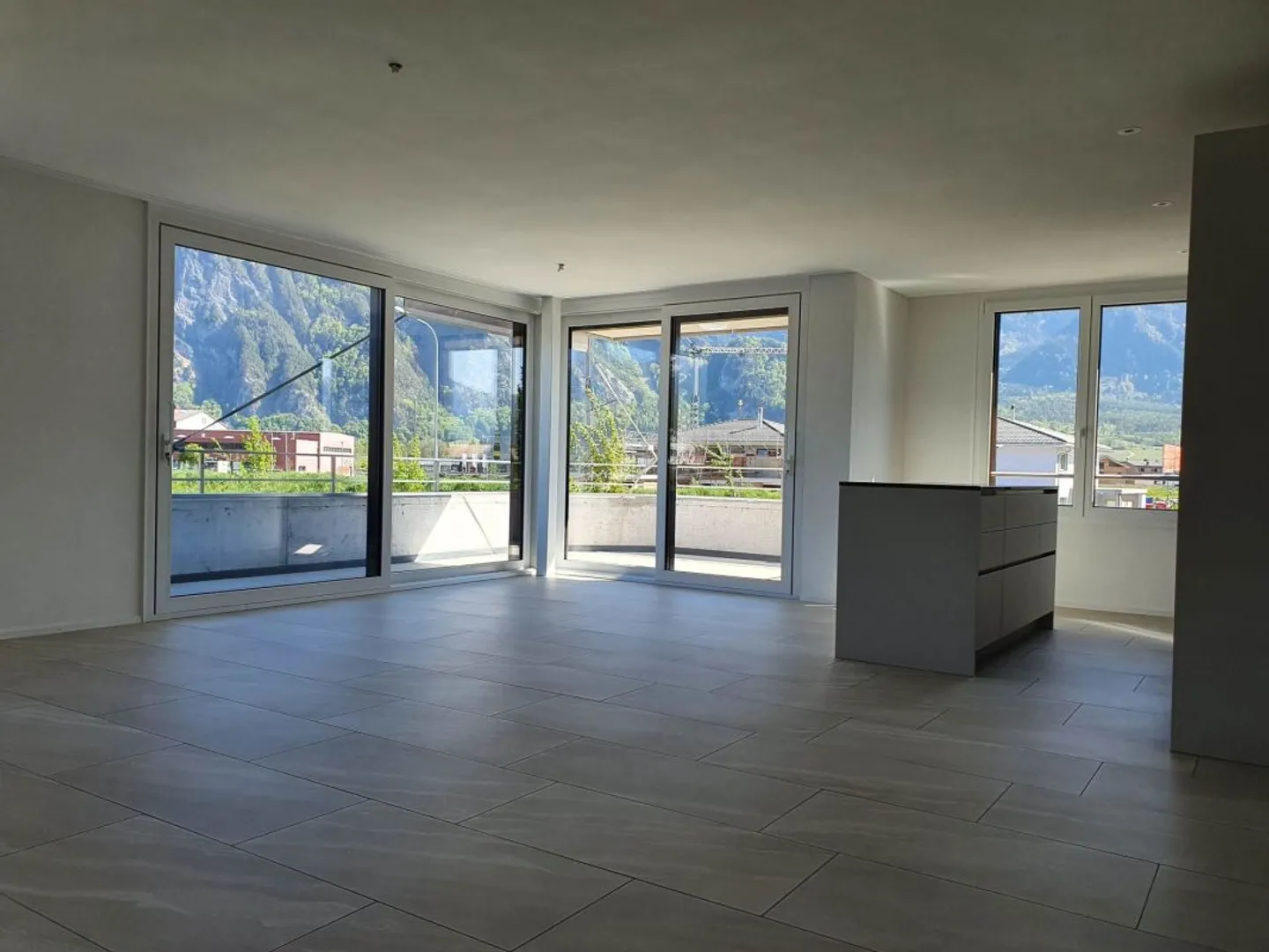 Appartamento luminoso e spazioso di 3,5 locali - Foto 3 di 11