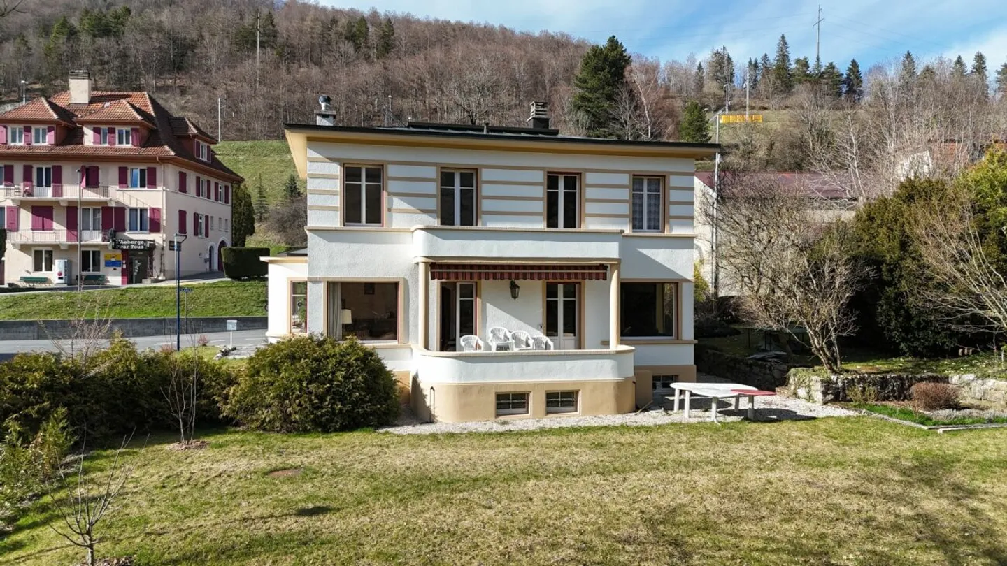 Una bella villa Art Deco su un grande giardino - Foto 2 di 13