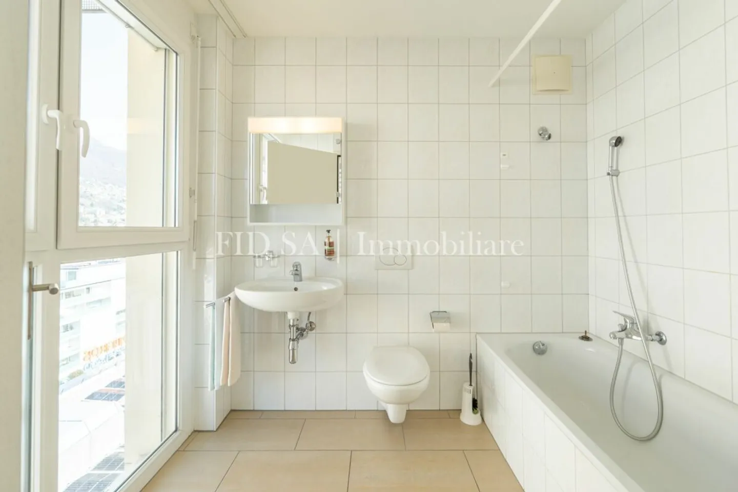 LOCARNO - Central location and free view from the top floor - Photo 7 of 10