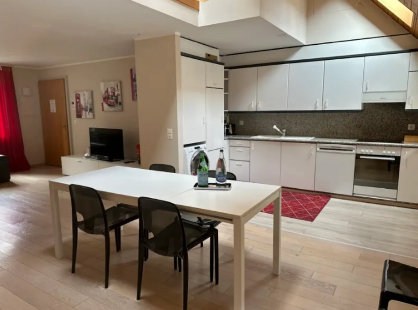 somptueux duplex de 3,5 pièces en plein coeur de la magnifique zone piétonne du centre-ville de Neuchâtel - Photo 3 sur 6