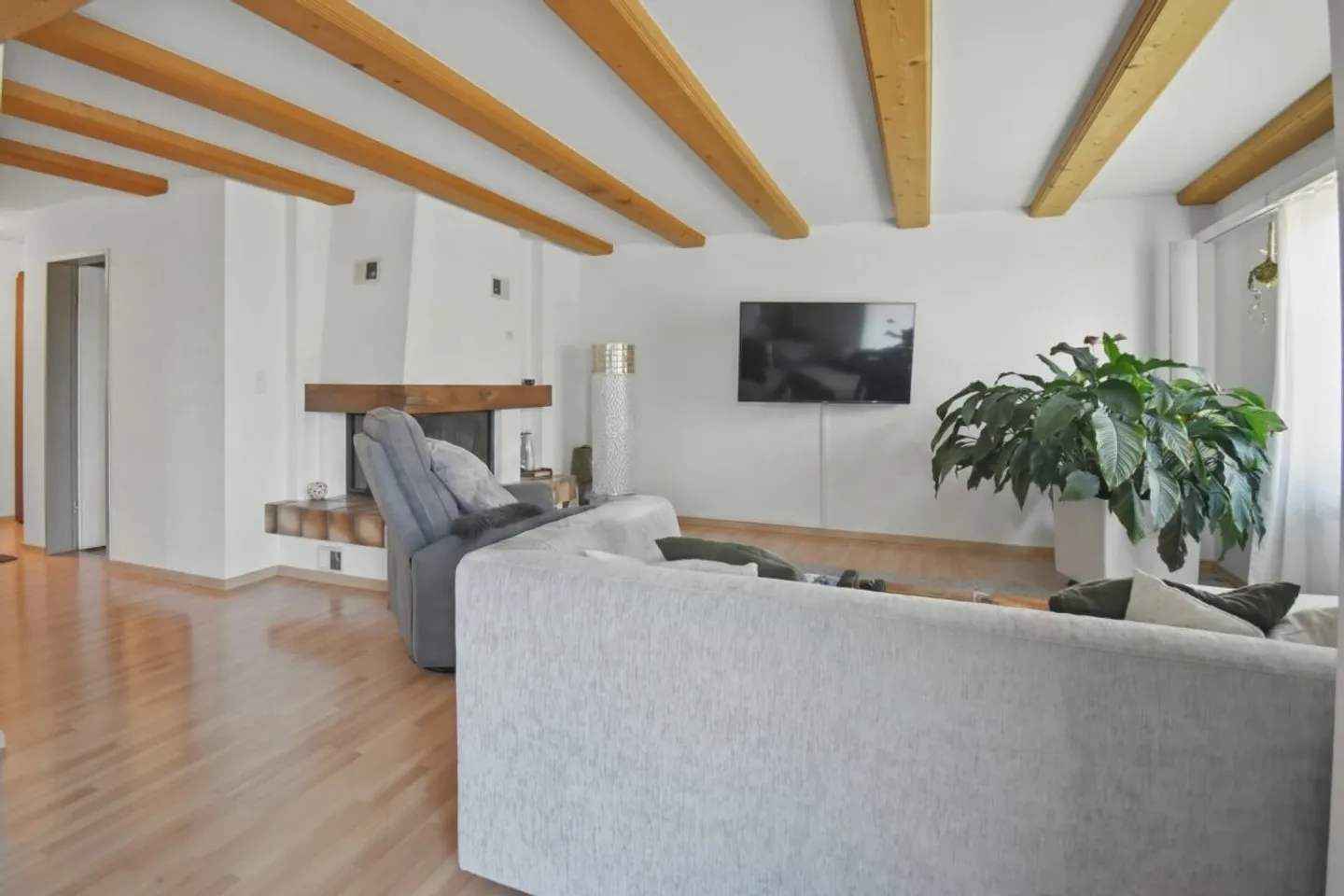 Modern 4.5-room apartment with practical additional room - Photo 4 of 11