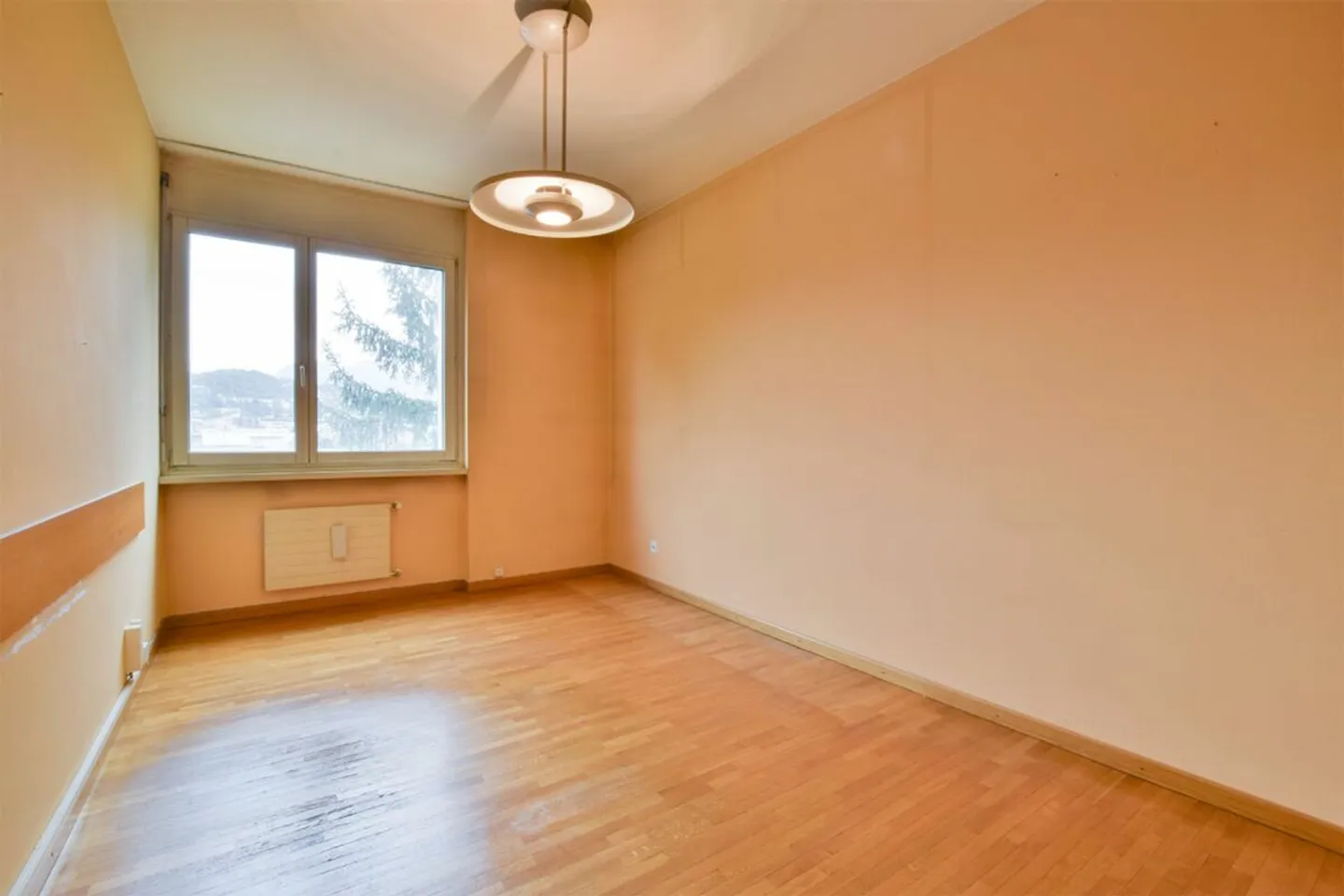 Appartement spacieux à rénover dans un quartier résidentiel - Photo 6 sur 13