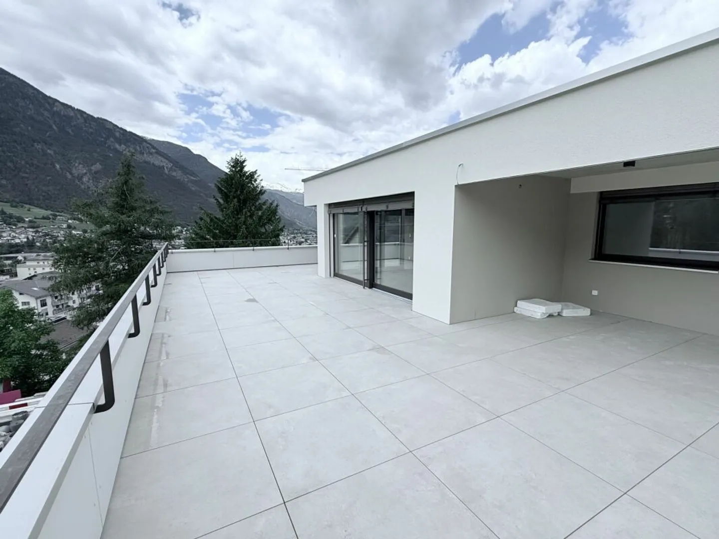 Unique penthouse apartment with alpine views in Brig and large sun terrace - Photo 4 of 13