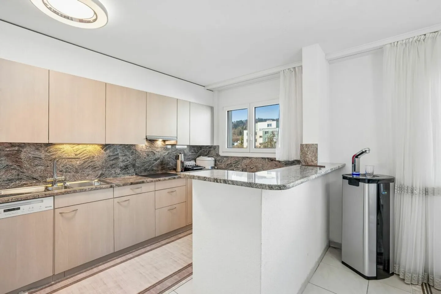 Appartamento spazioso di 170 m² con giardino d'inverno, camino e molto comfort abitativo - Foto 8 di 12