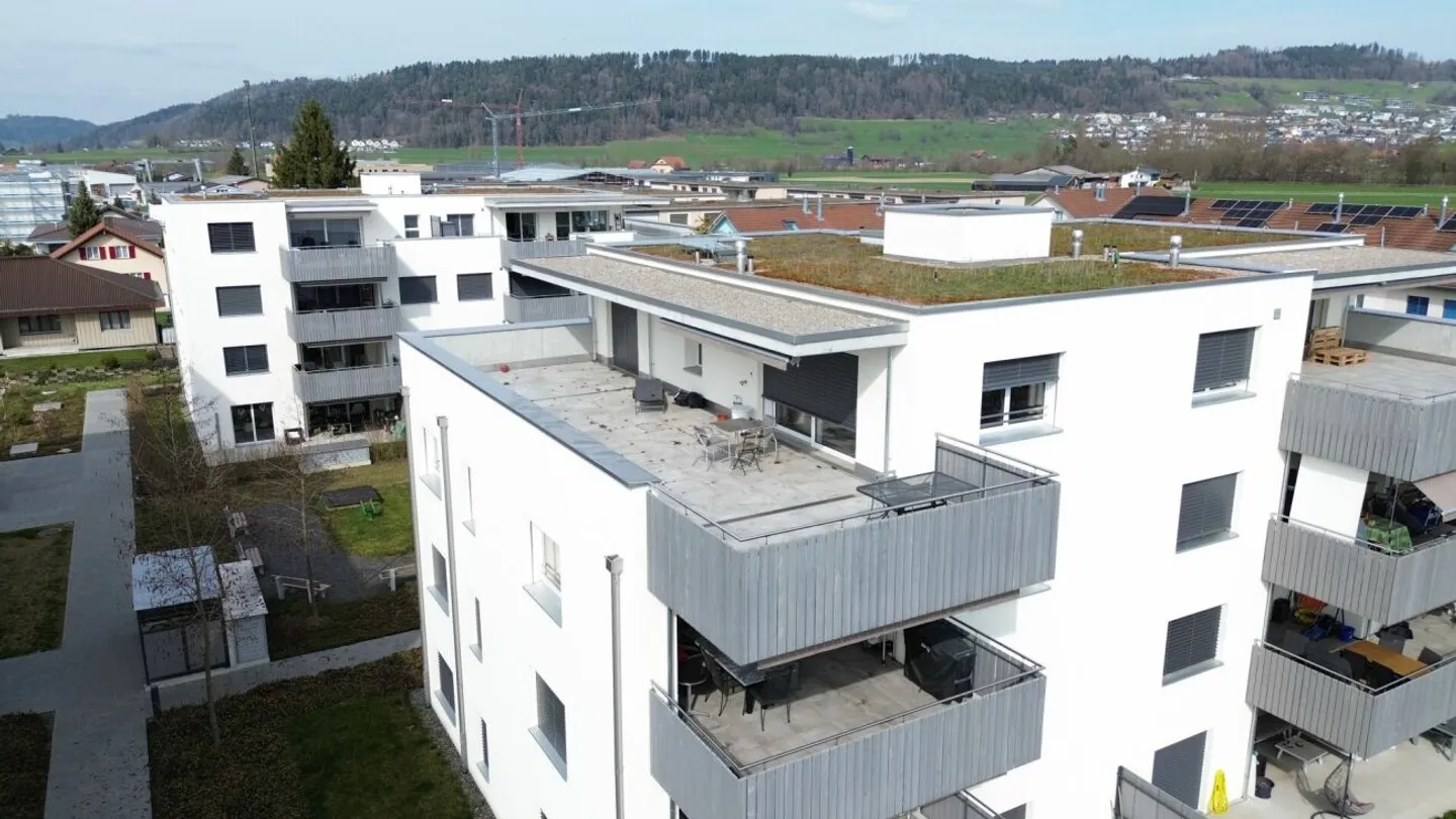 Exklusive Attikawohnung mit grosser Terrasse und Weitsicht in Schötz - Foto 2 di 12
