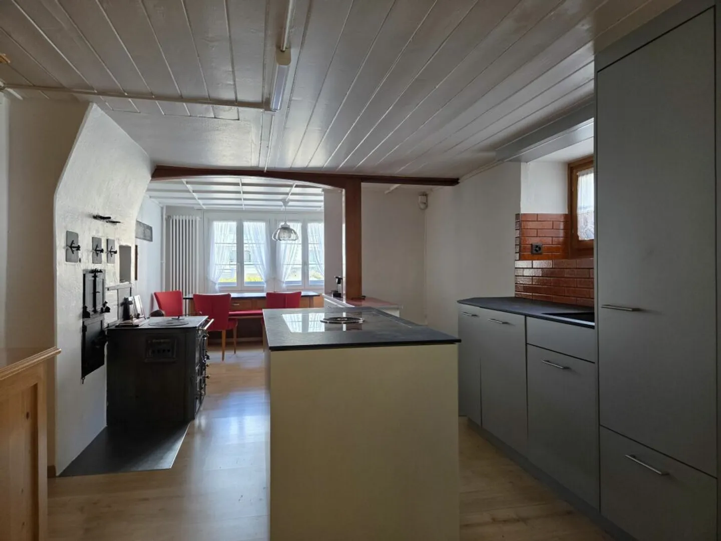 Appartement spacieux de 5,5 pièces dans un ancien bâtiment à louer - Photo 1 sur 13