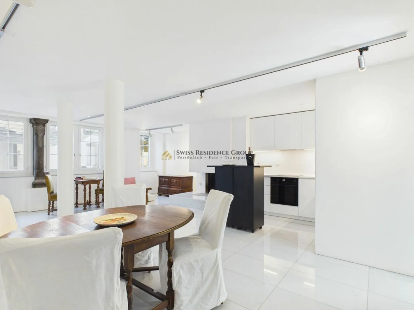 Exclusive 2.5-room apartment with Grossmünster & Limmat view - Photo 2 of 13