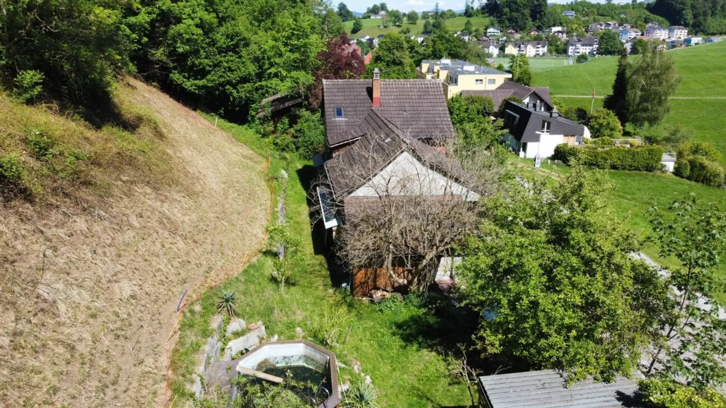 Charming farmhouse with barn for two horses in a sunny location - Photo 4 of 13