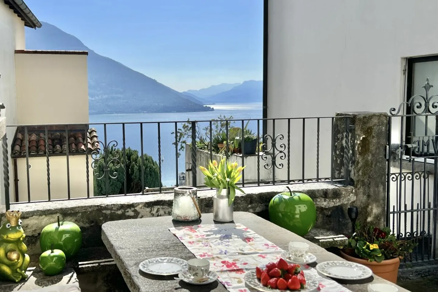 Grande casa di villaggio con vista sul lago, bel giardino e parcheggio - Foto 3 di 13