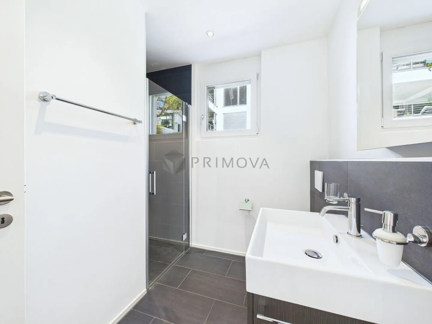 Expérience de vie exclusive avec de grandes fenêtres et une vue imprenable - Photo 9 sur 12