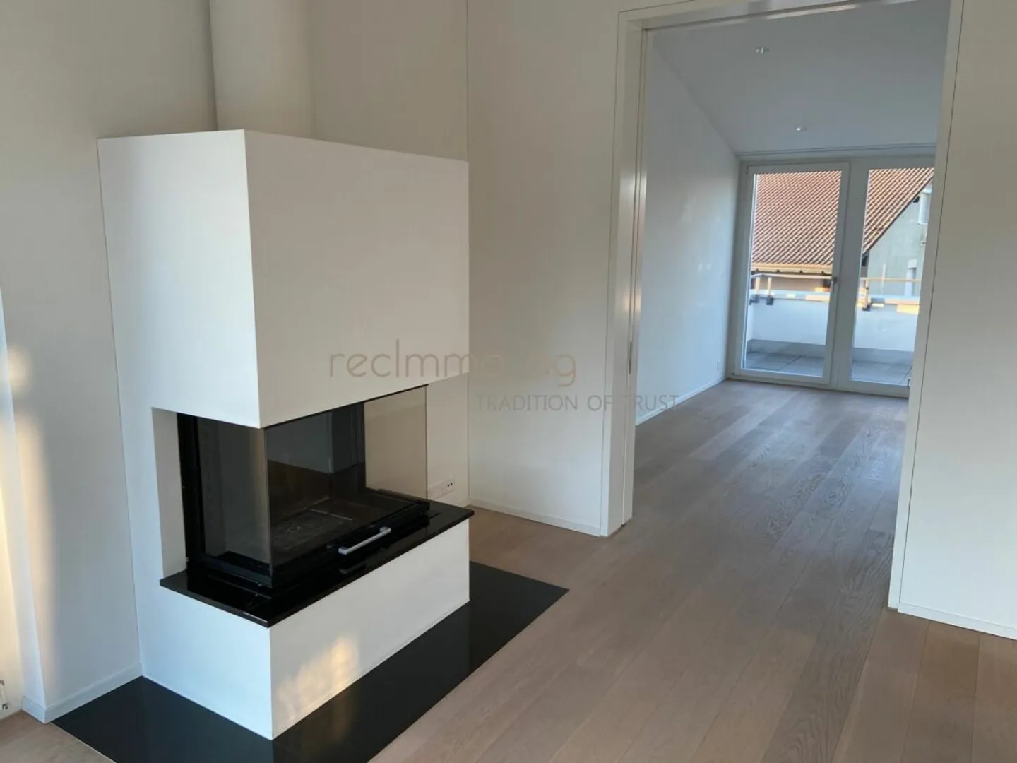 Moderno appartamento attico di 4,5 stanze con grande terrazza a Einsiedeln - Limitato con opzione di proroga - Foto 3 di 5