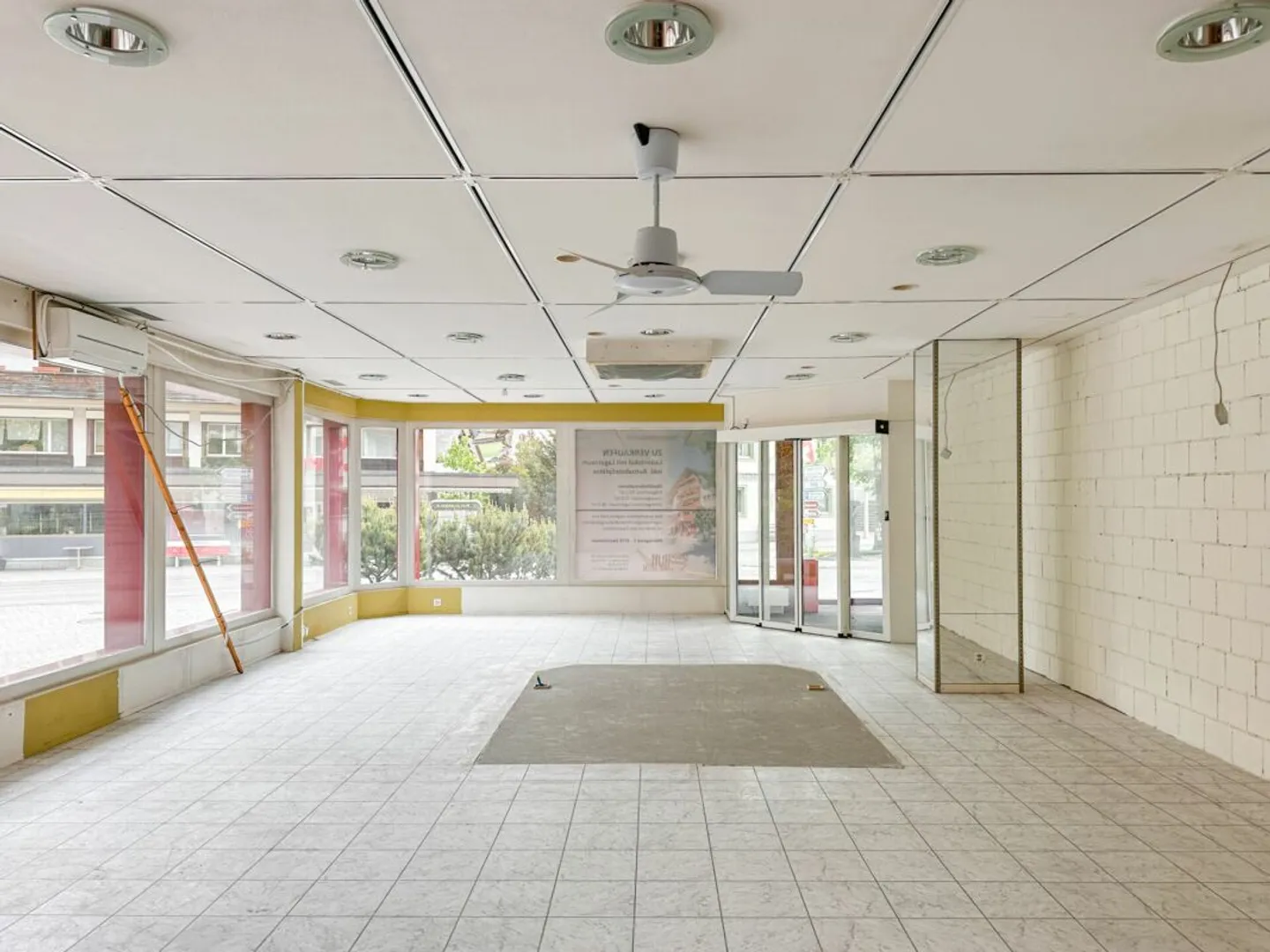 Espace commercial avec espace de stockage et places de stationnement - Photo 6 sur 7