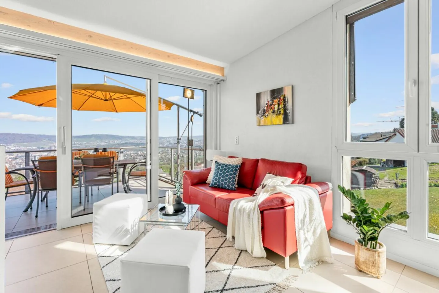 Maison individuelle jumelée de 5,5 pièces presque neuve dans un emplacement de choix - Photo 4 sur 13