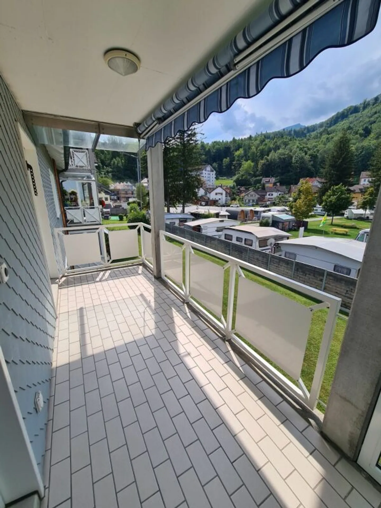 Appartamento attraente di 3,5 stanze in uno sviluppo tranquillo - Foto 6 di 8