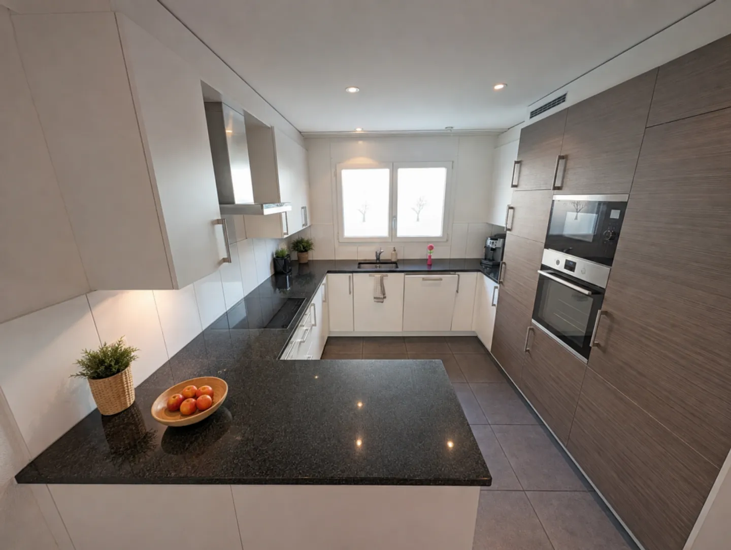 Bright garden apartment in the sought-after "Diamant" development - Photo 5 of 13
