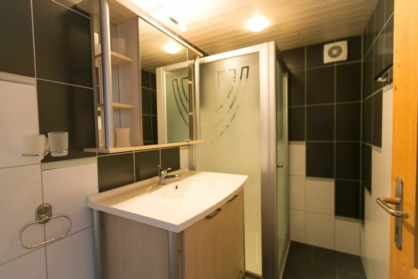 3 1/2 Room Apartment, 90 m2 Living Space, via dil bogn 1, 7188 Sedrun. We are renting a modern renovated, furnished and bright apartment from June 1, 2026. - Photo 5 of 9