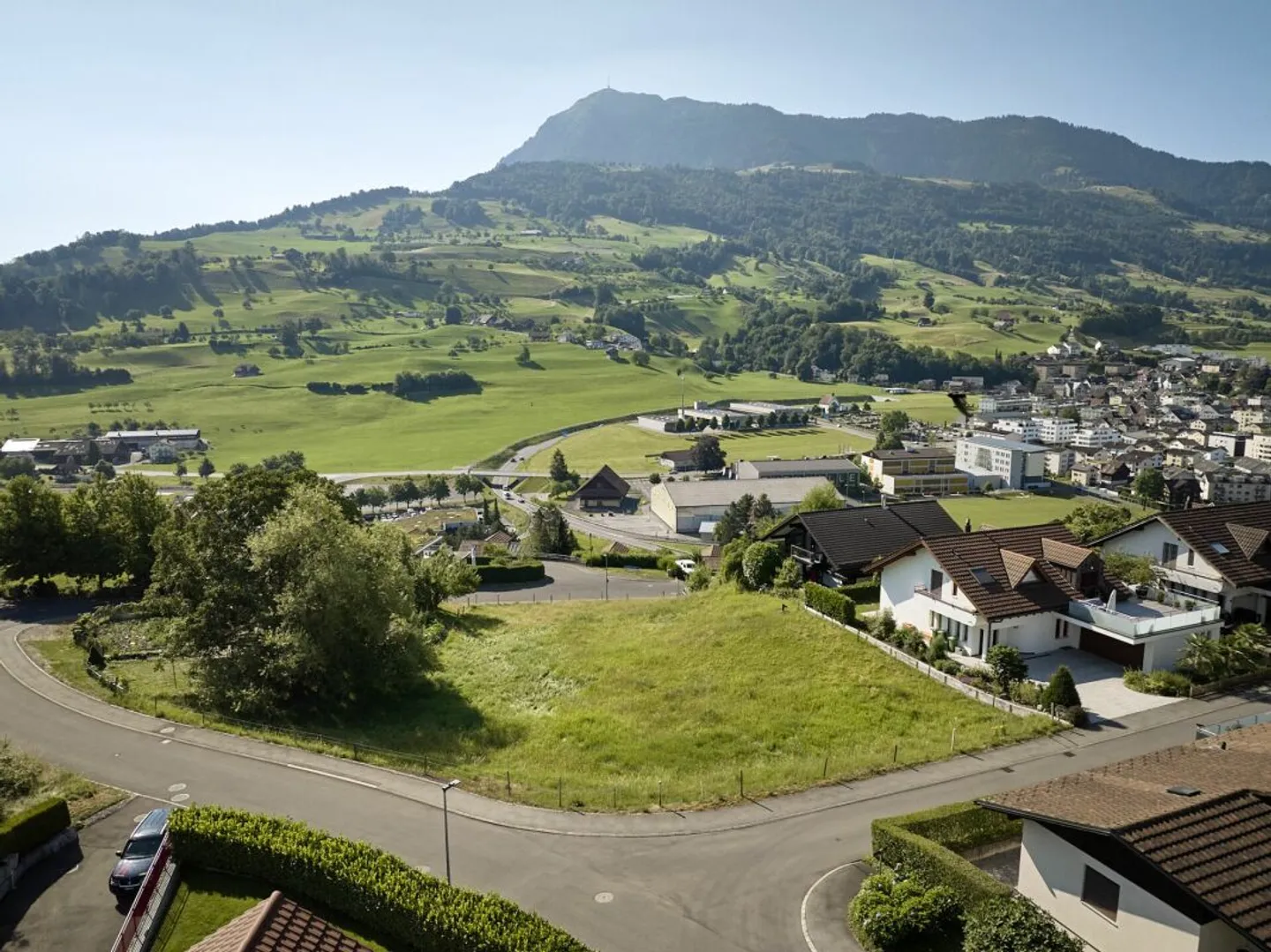 Baulandparzelle mit Berg- und Seesicht - Foto 4 di 9