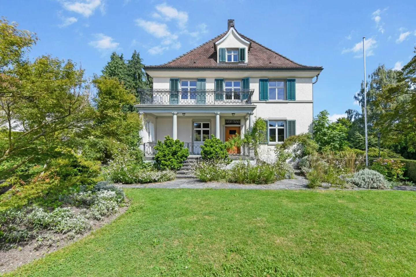 Villa storica in stile Liberty con fascino, grande giardino e tanto spazio per i tuoi sogni abitativi - Foto 1 di 13