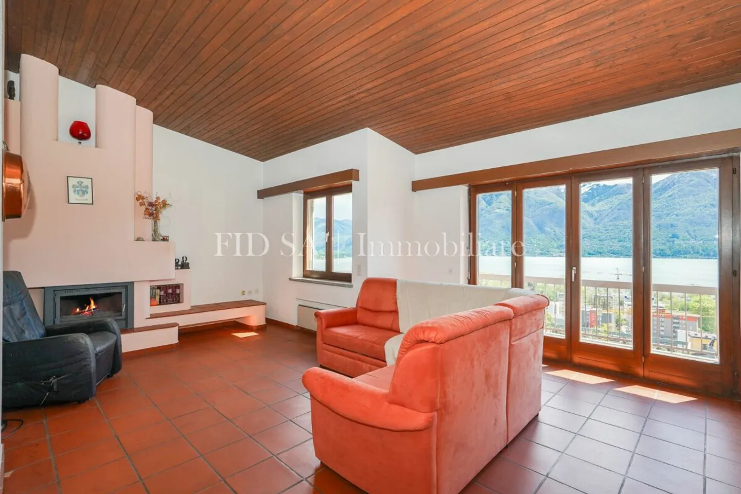 MINUSIO - Maison bifamiliale spacieuse avec un grand potentiel et une vue magnifique - Photo 5 sur 12