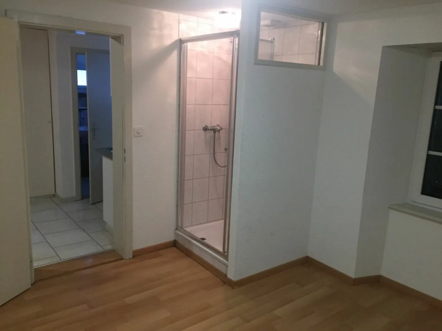 Appartement en duplex de 3,5 pièces abordable et partiellement rénové dans un emplacement central - Photo 4 sur 6