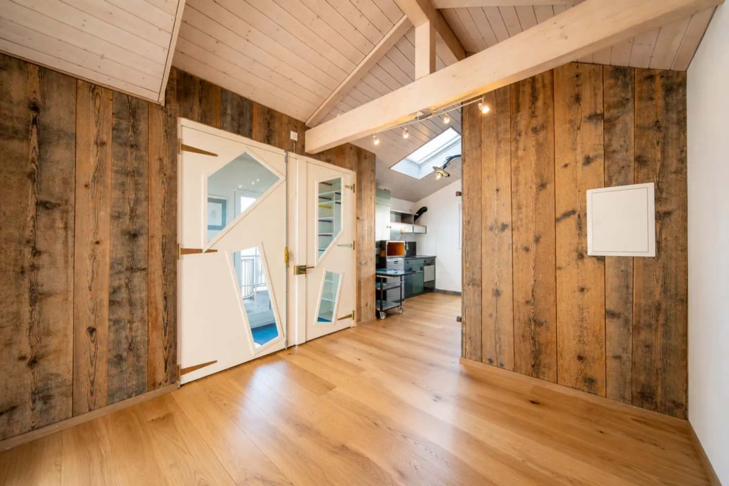 Vivre, travailler ou louer - Maison de 7,5 pièces avec part commerciale et potentiel polyvalent - Photo 6 sur 13