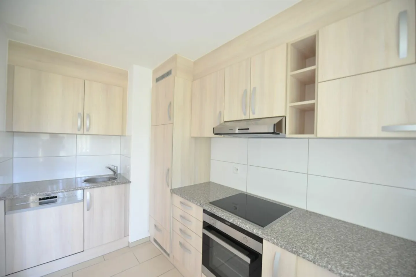Spacious 2.5 room apartment in a quiet area with balcony, parking space and good accessibility - Photo 9 of 13