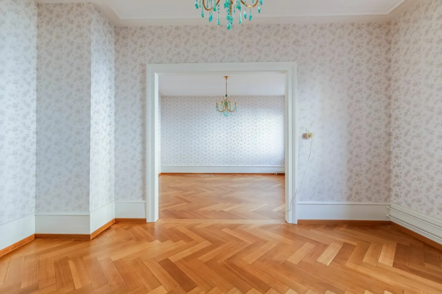 Charmantes Mehrfamilienhaus mit Ateliergebäude, Parkplatz und vielfältigen Möglichkeiten - Photo 3 of 13