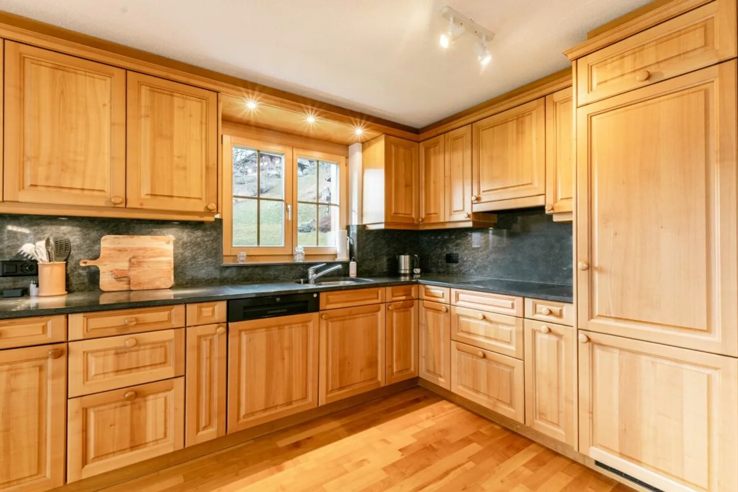 Spacious 4.5-room apartment in Chalet Gemel with mountain view - Photo 5 of 13