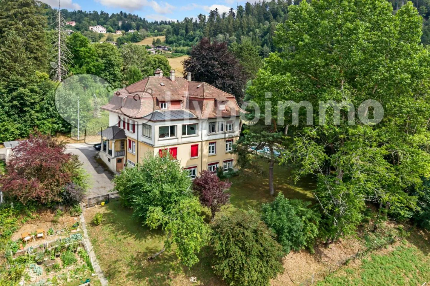 Casa padronale con 4 appartamenti e piscina - Foto 1 di 13