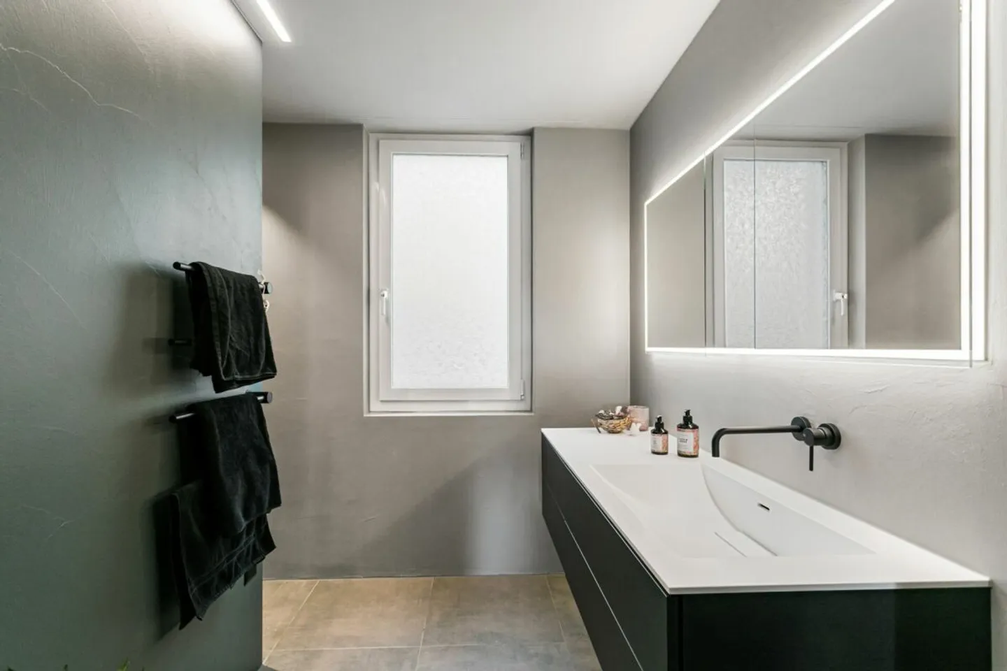 Exclusive Living Harmony in 5.5 Rooms - Style and Comfort Combined - Photo 9 of 13