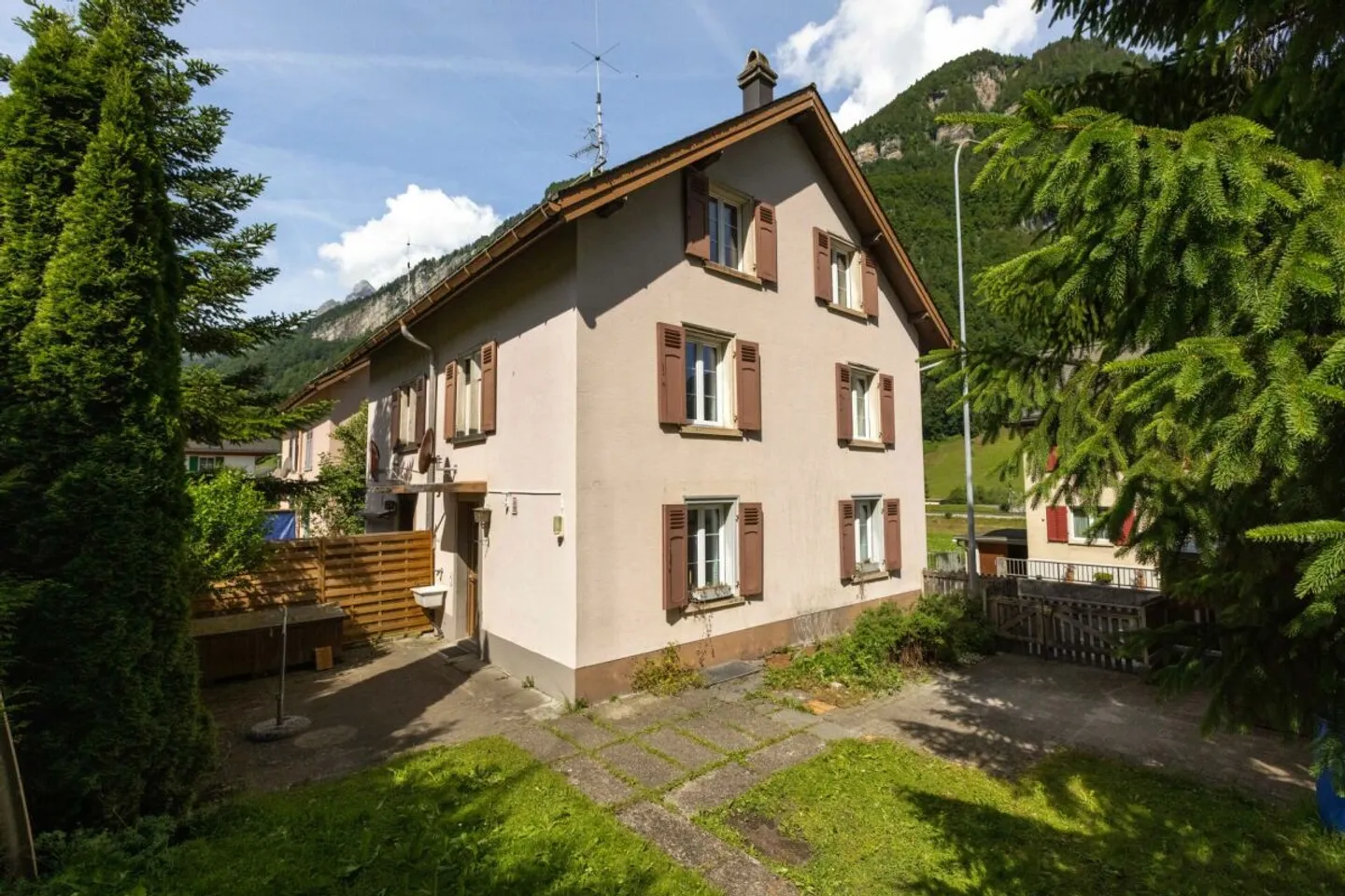 Charmantes Doppeleinfamilienhaus mit grosszügigem Garten in Diesbach - Photo 1 of 9