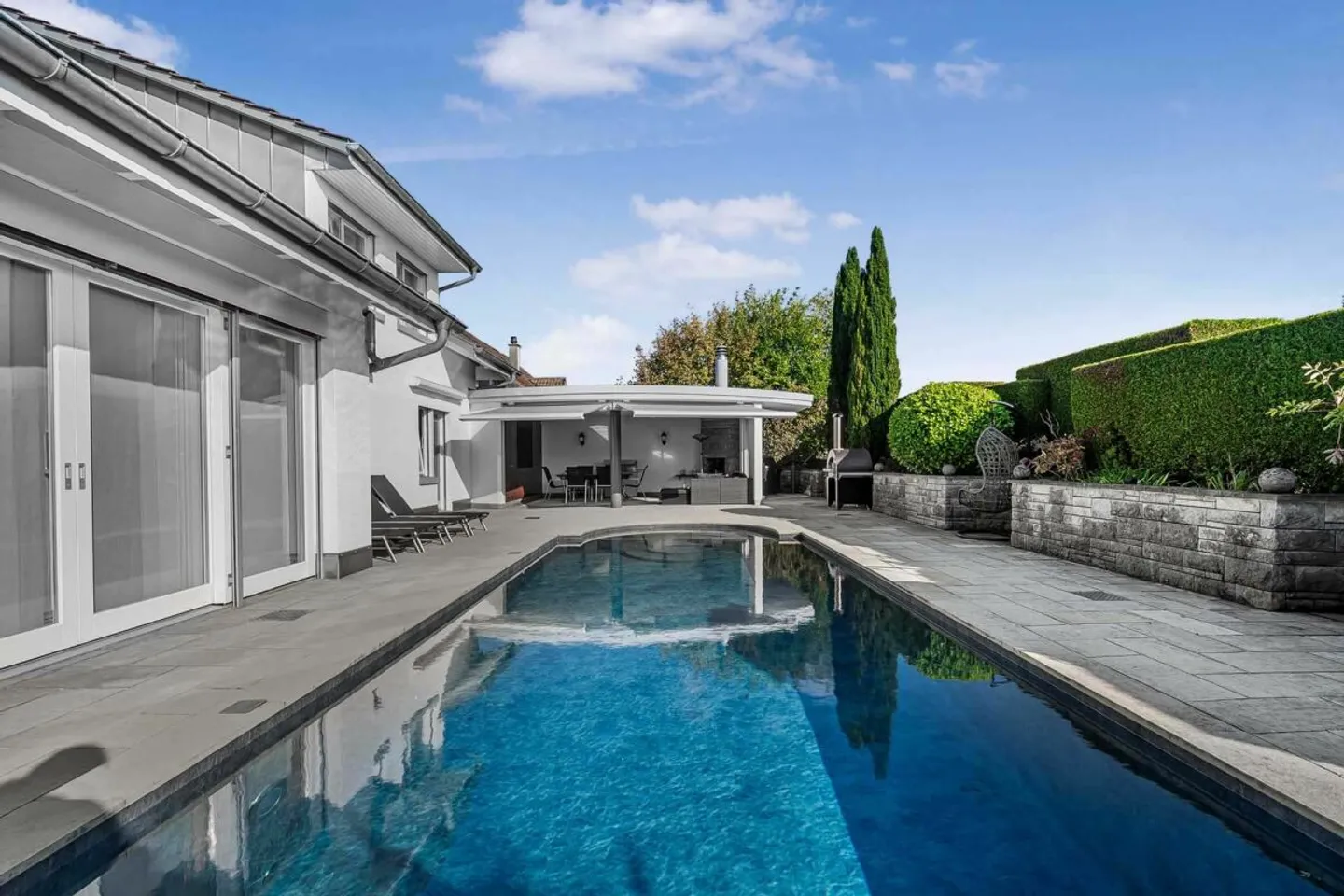 Villa di campagna esclusiva con giardino spazioso in una posizione soleggiata direttamente adiacente alla zona agricola - Foto 2 di 13