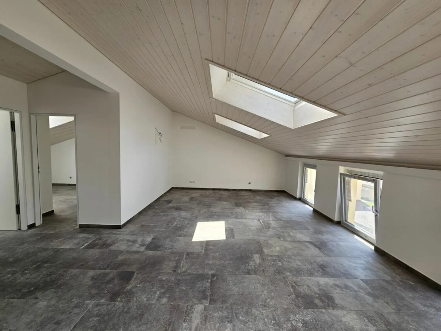 GORDOLA - Appartement mansardé de 3,5 pièces - Photo 3 sur 12