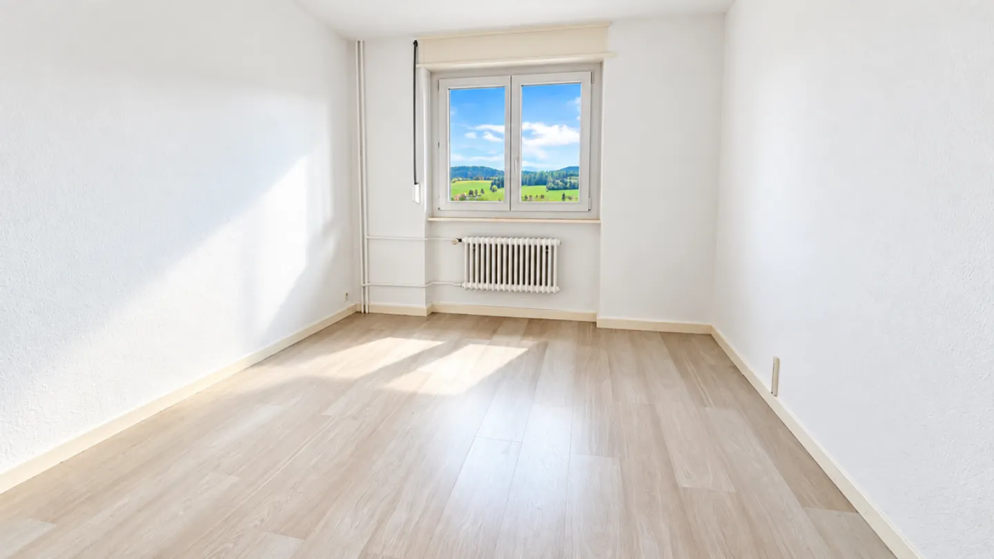 Beautiful bright 3-room apartment with balcony and magnificent unobstructed view in La Chaux-de-Fonds - Photo 11 of 13