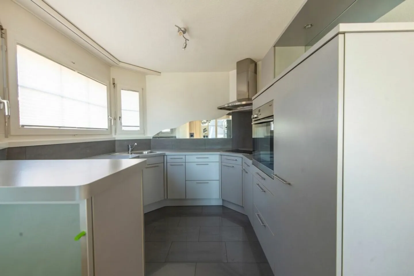 Appartement en rez-de-chaussée lumineux de 5,5 pièces avec beaucoup de confort de vie - Photo 4 sur 13